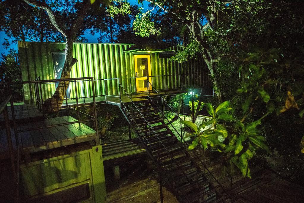 Hangover Hostels @ Colombo Intl Airport Катунаяка Экстерьер фото