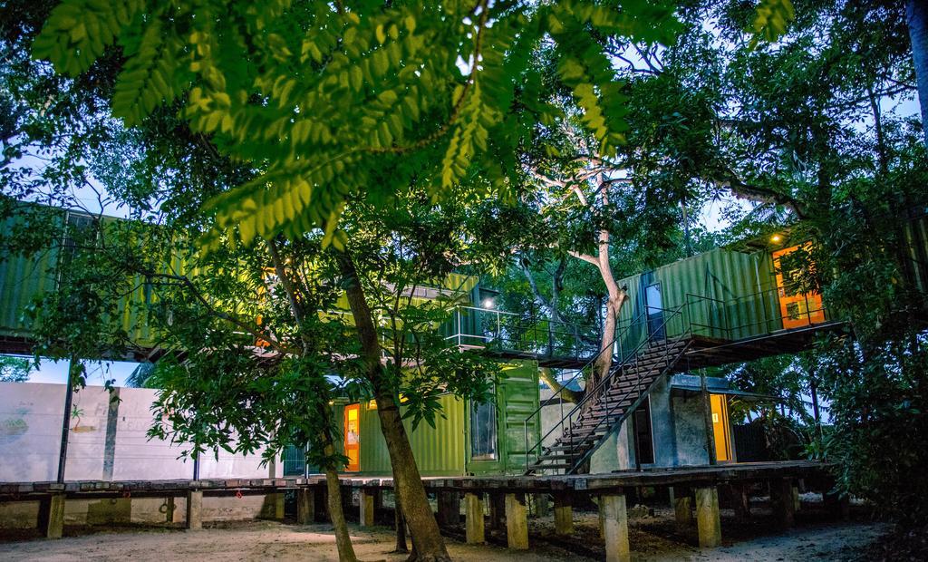 Hangover Hostels @ Colombo Intl Airport Катунаяка Экстерьер фото