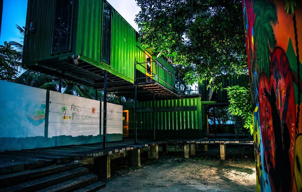 Hangover Hostels @ Colombo Intl Airport Катунаяка Экстерьер фото