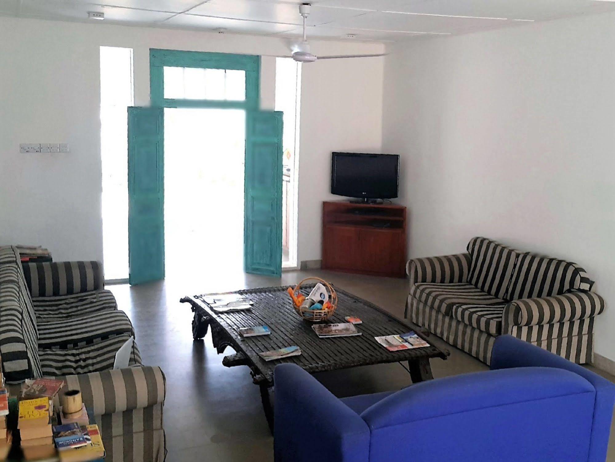 Hangover Hostels @ Colombo Intl Airport Катунаяка Экстерьер фото