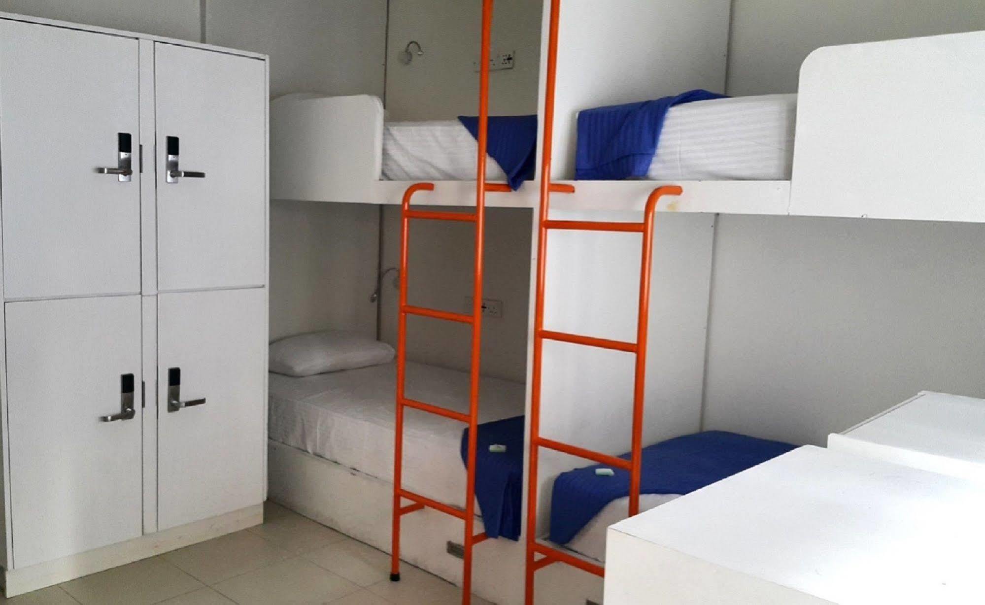 Hangover Hostels @ Colombo Intl Airport Катунаяка Экстерьер фото