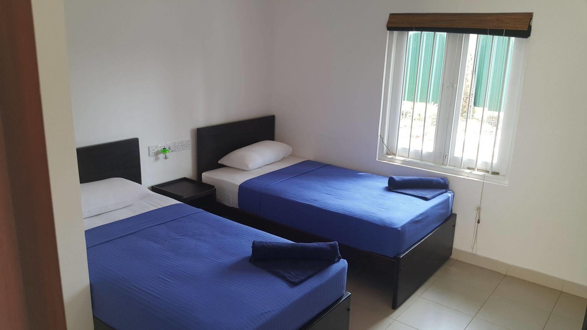 Hangover Hostels @ Colombo Intl Airport Катунаяка Экстерьер фото