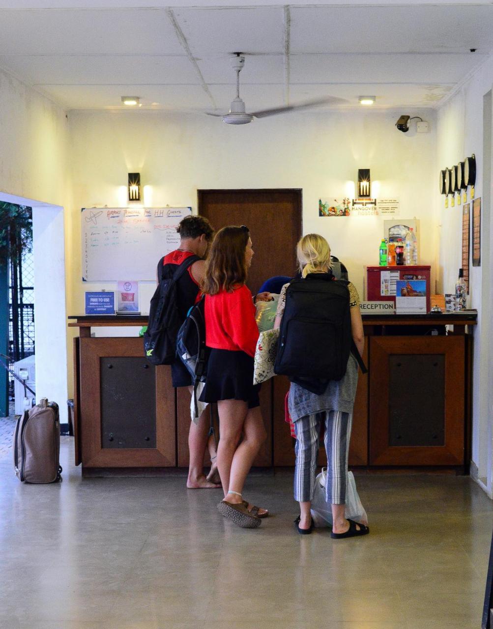 Hangover Hostels @ Colombo Intl Airport Катунаяка Экстерьер фото